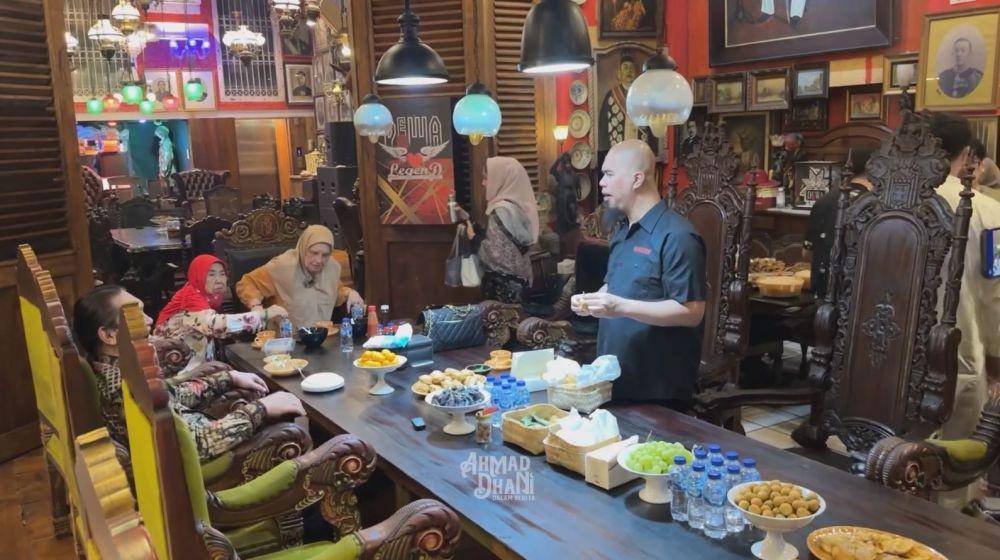 Ahmad Dhani bukber anak dan calon menantu (YouTube.com/AHMADDHANIDALAMBERITA)
