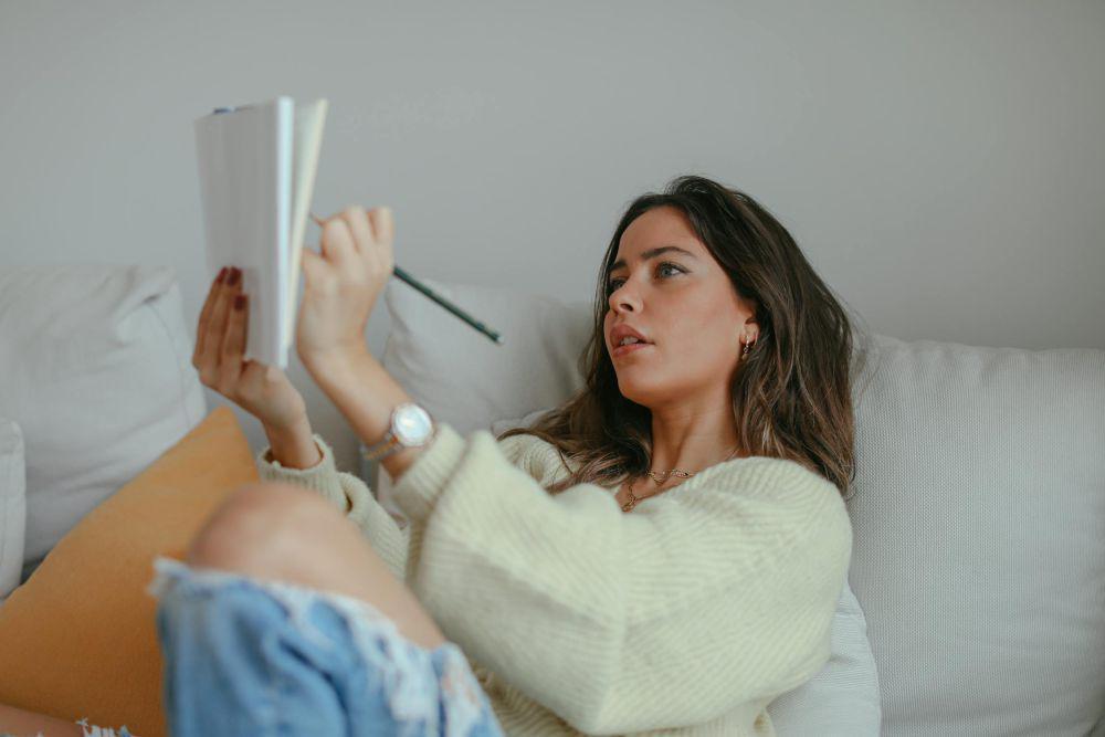 ilustrasi menulis diary (pexels.com/Cup of Couple)
