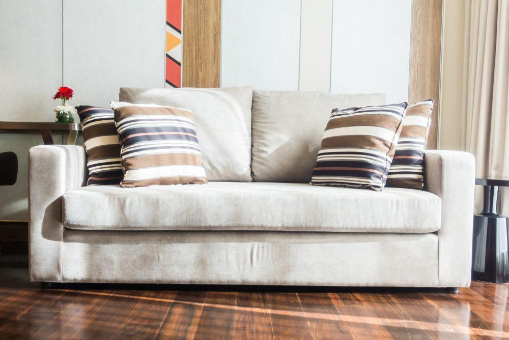 Ilustrasi sofa ruang tamu (freepik.com/mrsiraphol)