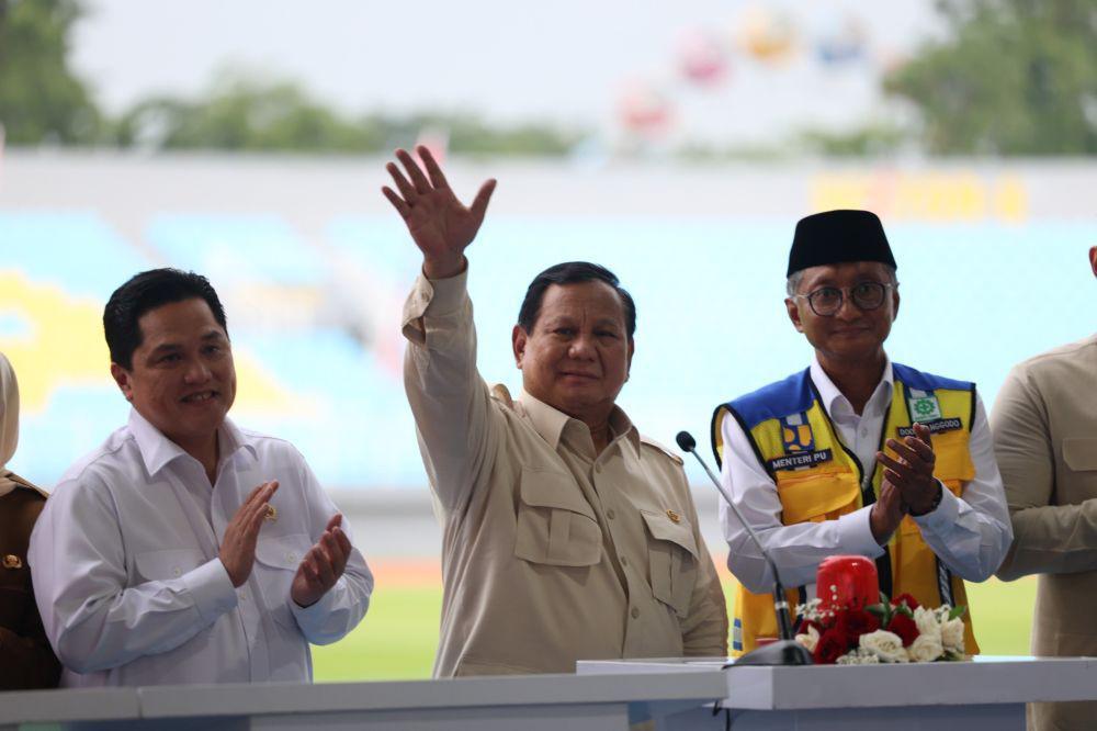 Resmikan 17 Stadion Sepak Bola, Prabowo Disambut Meriah Anak-anak