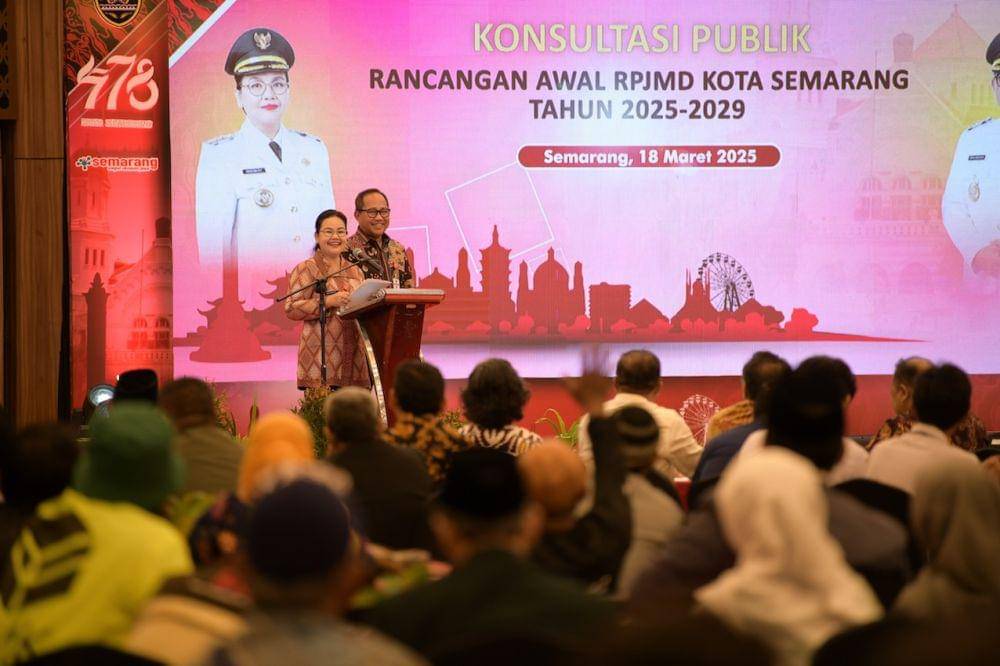 Wali Kota dan Wakil Wali Kota Semarang, Agustin-Iswar menghadiri Konsultasi Publik Rancangan Awal RPJMD 2025-2029 di Patra Hotel & Convention, Selasa (18/3/2025). (dok. Pemkot Semarang)