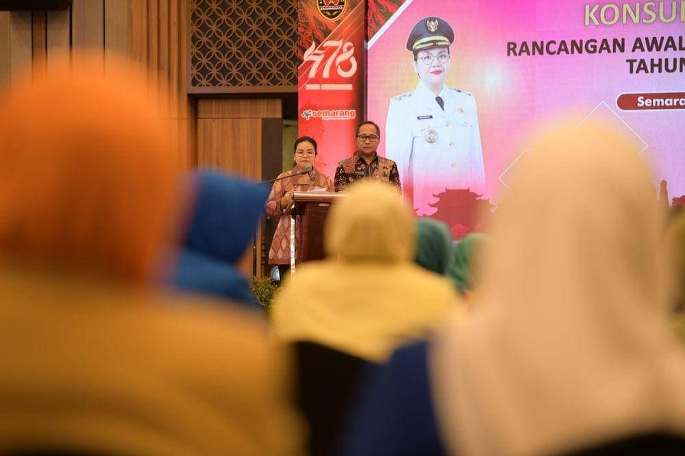 Wali Kota dan Wakil Wali Kota Semarang, Agustin-Iswar menghadiri Konsultasi Publik Rancangan Awal RPJMD 2025-2029 di Patra Hotel & Convention, Selasa (18/3/2025). (dok. Pemkot Semarang)
