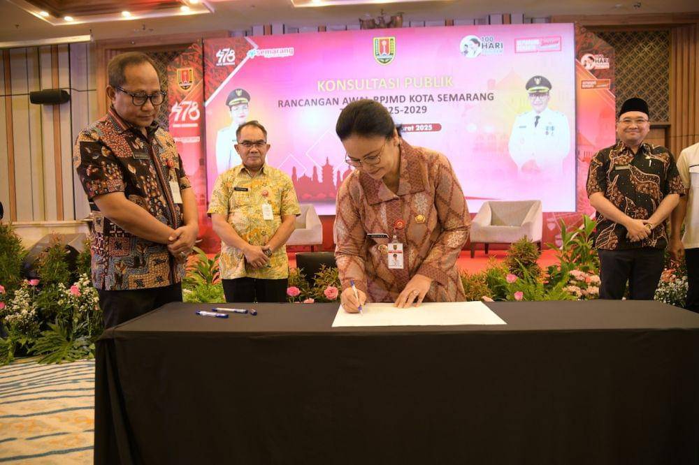 Wali Kota dan Wakil Wali Kota Semarang, Agustin-Iswar menghadiri Konsultasi Publik Rancangan Awal RPJMD 2025-2029 di Patra Hotel & Convention, Selasa (18/3/2025). (dok. Pemkot Semarang)