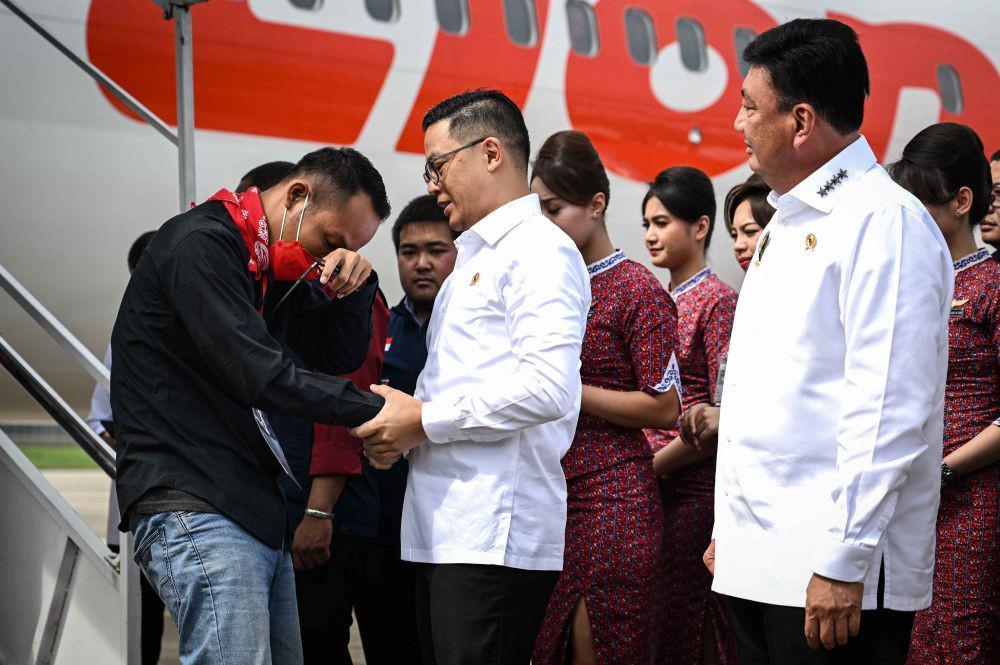Menko Polkam Budi Gunawan (kanan) bersama Menlu Sugiono (kedua kanan) menyambut kedatangan Warga Negara Indonesia (WNI) terduga korban TPPO di Terminal 3 Bandara Internasional Soekarno Hatta, Tangerang, Banten, Selasa (18/3/2025). ( ANTARA FOTO/POOL/Bayu Pratama S)