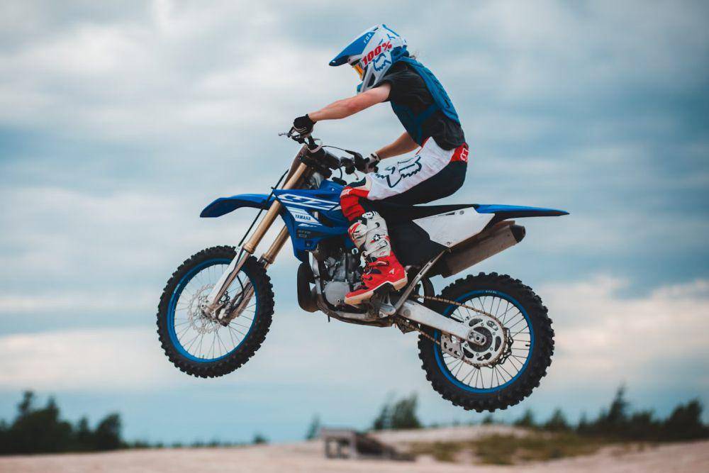 ilustrasi motor trail motocross (unsplash.com/Erik Mclean)