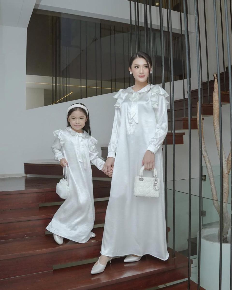 inspirasi baju modest untuk Lebaran ala Anissa Aziza (instagram.com/anissaaziza)
