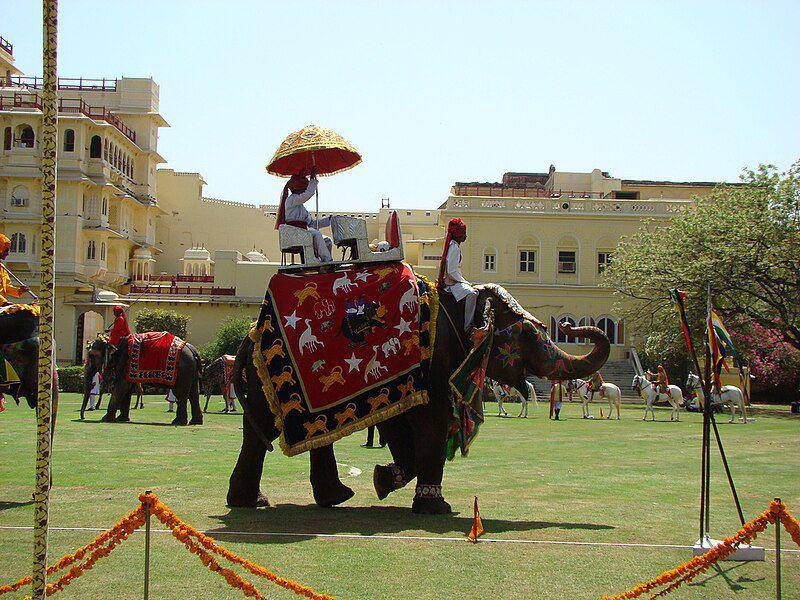 Pemberian howdah semakin menambah beban yang harus ditanggung gajah. (commons.wikimedia.org/Tony)