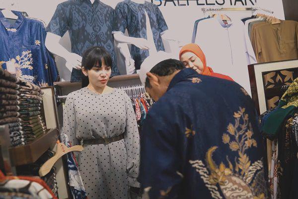 Potret Dinar Candy Ajak Ayah Belanja Baju Lebaran, Habis 11 Juta!
