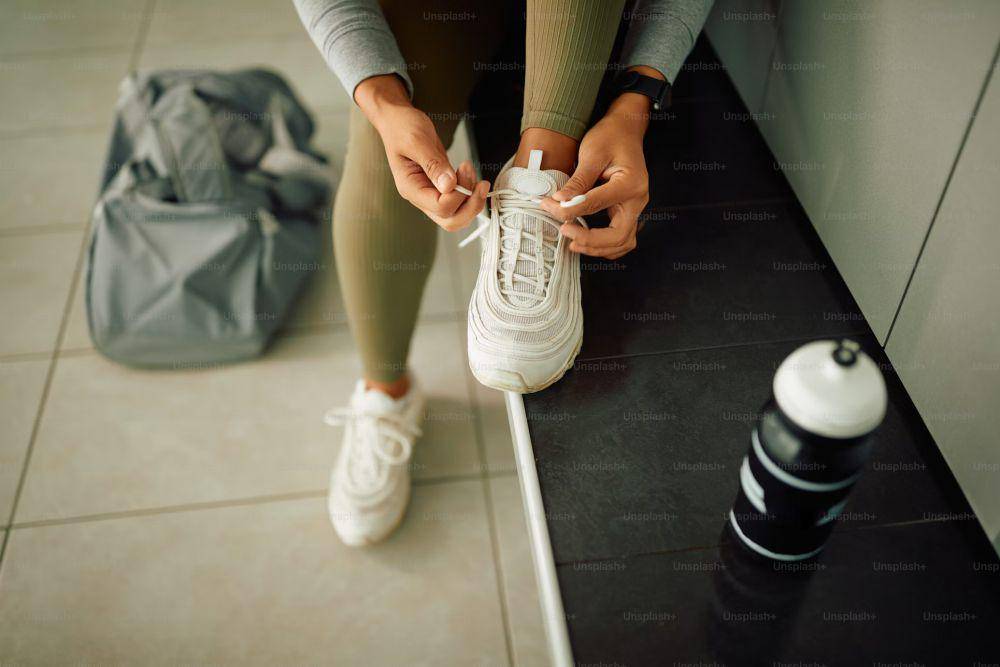 Ilustrasi pemakaian legging dan sneakers (Unsplash/Getty Images)