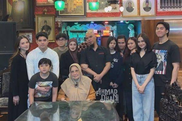 Ahmad Dhani bukber anak dan calon menantu (YouTube.com/AHMADDHANIDALAMBERITA)
