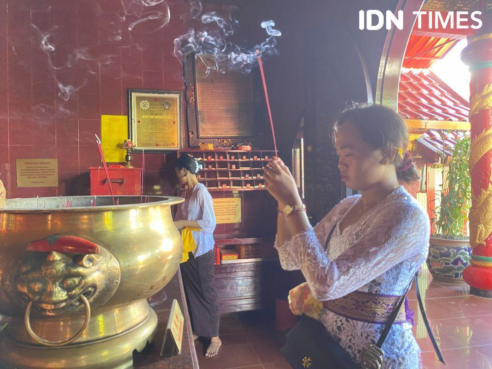 Alasan Umat Hindu Pakai Beras di Kening Setelah Sembahyang