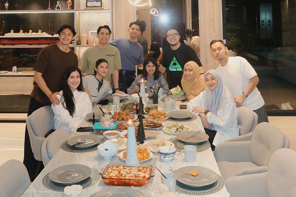 7 Potret Felicya dan Hito Jadi Tuan Rumah Buka Puasa Bareng Sahabat