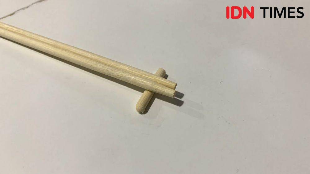 Potret sumpit bambu dan tatakannya (IDN Times/Fasrinisyah Suryaningtyas)