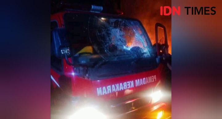 Terlambat Tiba di Lokasi Kebakaran, Mobil Damkar Bima Dirusak Warga