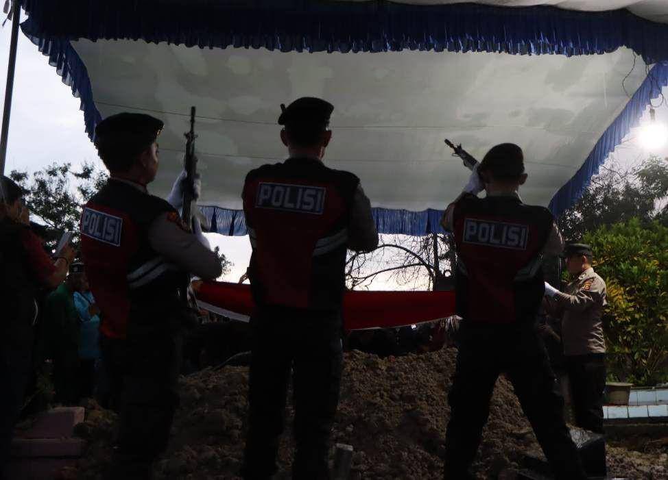 Prosesi pemakaman Kapolsek Negara Batin, AKP Anumerta Lusiyanto. (Dok. Polda Lampung).