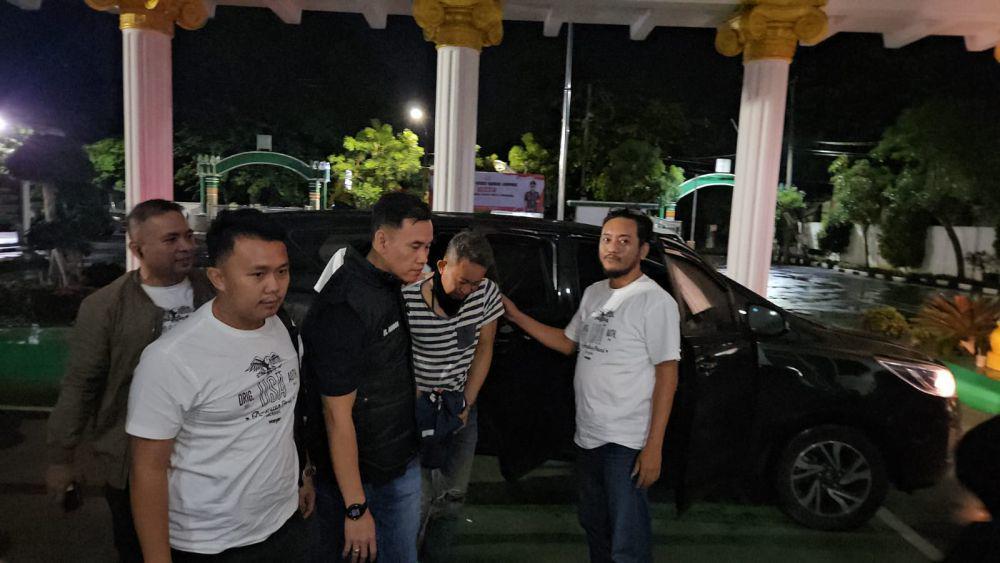 Kejari Bandar Lampung Tangkap Buronan Korupsi Dana KUR di Karawang