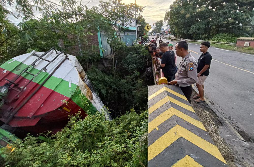Truk Tangki Terjun ke Sungai di Ngawi, Sopir Terjepit Kabin