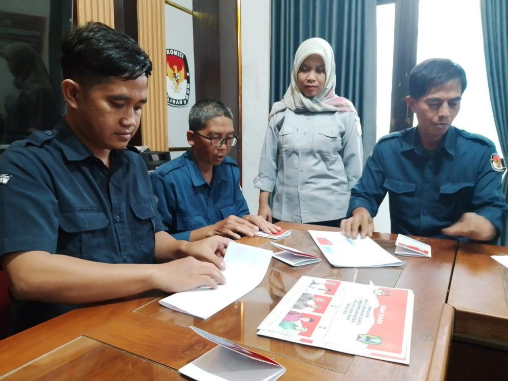 KPU Magetan mulai lipat surat suara untuk pemungutan suara ulang di 4 TPS. IDN Times/ Riyanto.