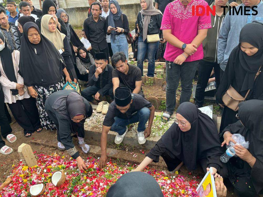 Pemakaman Briptu Anumerta M Ghalib di TPU Tanjung Senang, Bandar Lampung. (IDN Times/Tama Yudha Wiguna).
