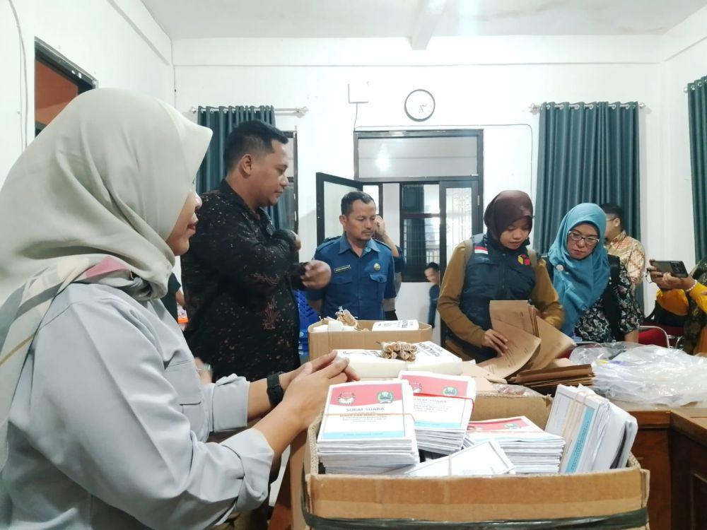 KPU Magetan mulai lipat surat suara untuk pemungutan suara ulang di 4 TPS. IDN Times/ Riyanto.