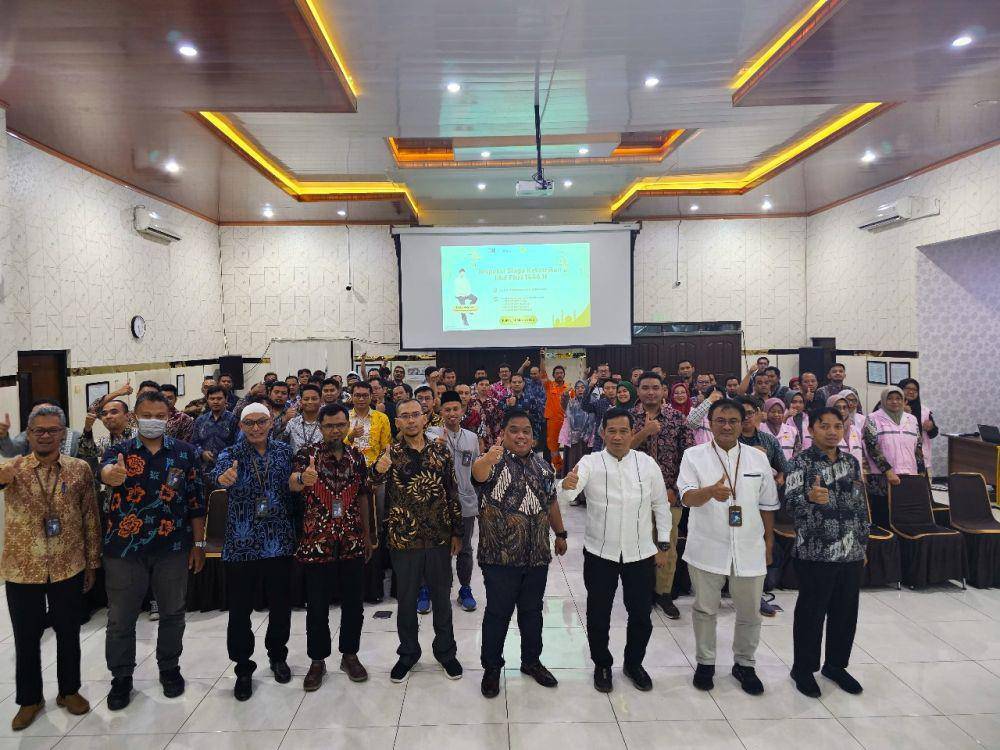 Direktur Operasi Pembangkit Gas PLN Indonesia Power, Djoko Mulyono dan jajaran PLN IP Semarang foto bersama. (IDN Times) Fariz Fardianto)