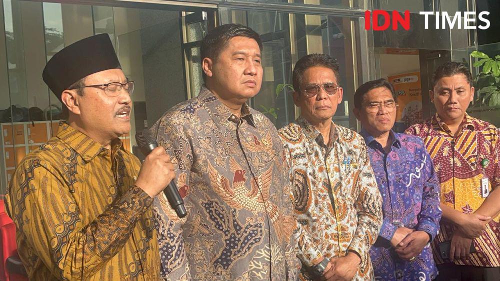 Menteri Sosial Syaifullah Yusuf hingga Menteri PKP Maruarar Sirait bersama Wakil Ketua KPK Johanis Tanak (IDN Times/Aryodamar)