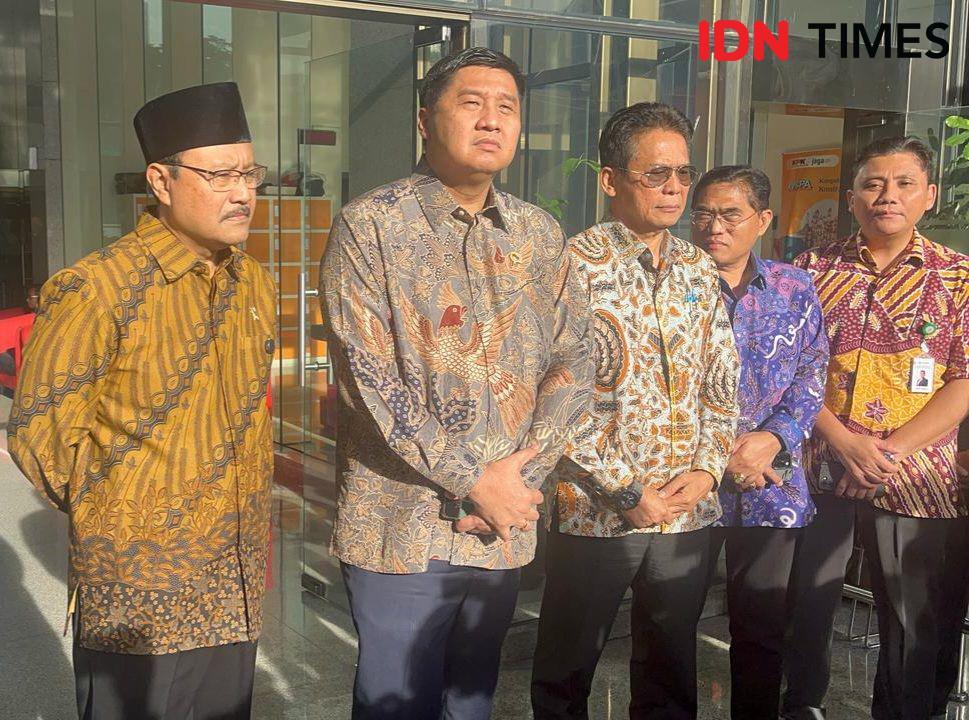 Menteri Sosial Syaifullah Yusuf hingga Menteri PKP Maruarar Sirait bersama Wakil Ketua KPK Johanis Tanak (IDN Times/Aryodamar)