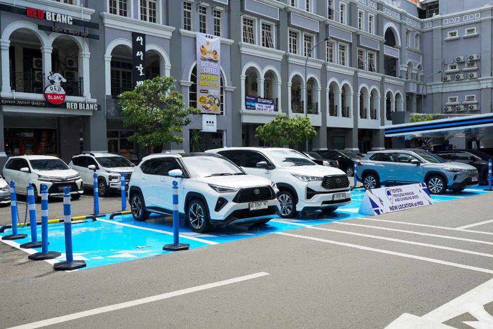 Ada 7 spot parkiran yang tersedia (TAM)