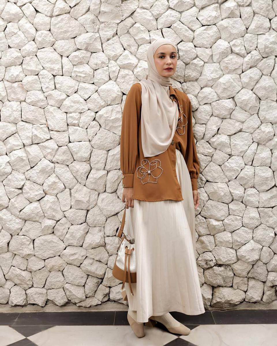 potret ide outfit hijab serba abaya dan blouse ala Shireen Sungkar (instagram.com/shibyshireen)