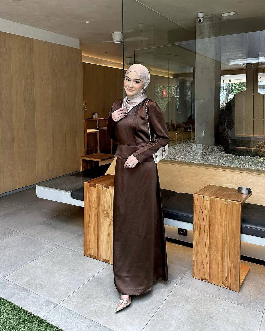 potret ide one set dan dress bernuansa earth tone ala Putri Nuryuliani (instagram.com/putrinuryuliani)