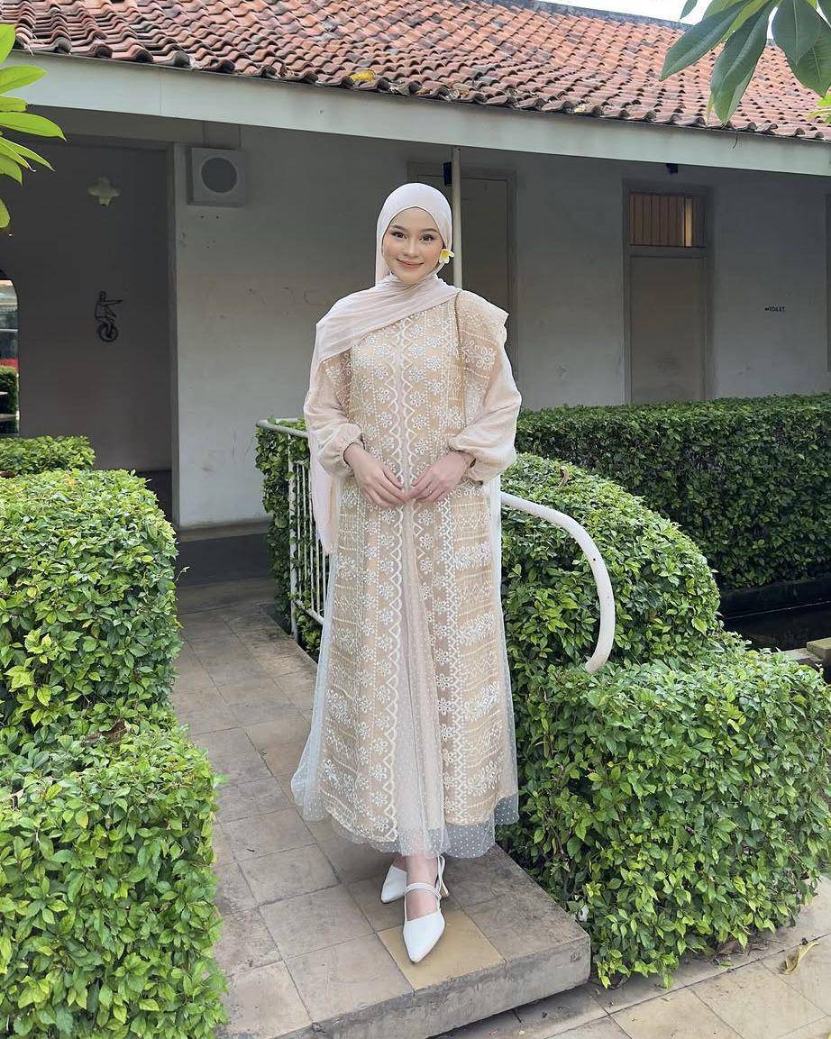 potret ide one set dan dress bernuansa earth tone ala Putri Nuryuliani (instagram.com/putrinuryuliani)