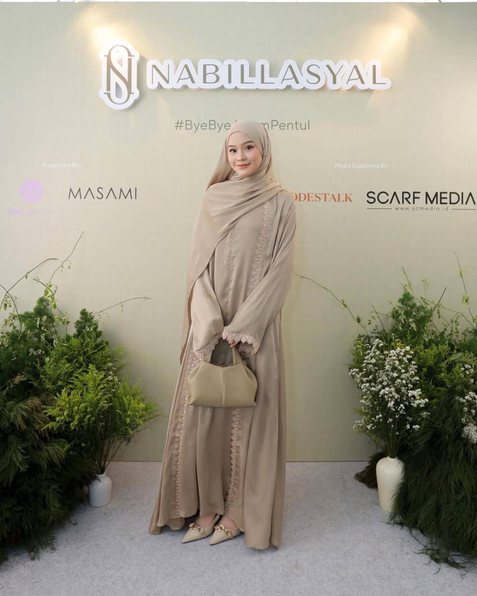 potret ide one set dan dress bernuansa earth tone ala Putri Nuryuliani (instagram.com/putrinuryuliani)