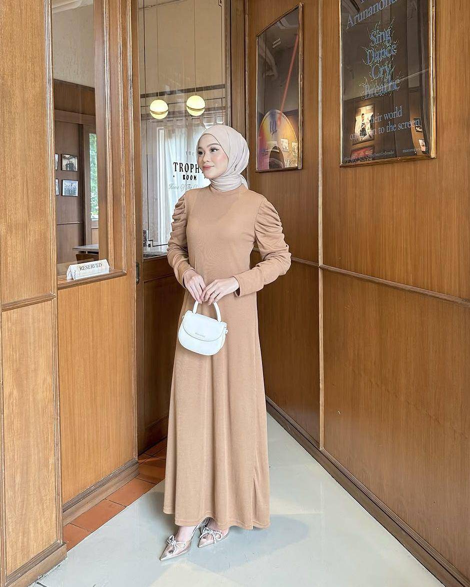 potret ide one set dan dress bernuansa earth tone ala Putri Nuryuliani (instagram.com/putrinuryuliani)