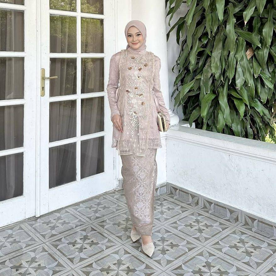 potret ide one set dan dress bernuansa earth tone ala Putri Nuryuliani (instagram.com/putrinuryuliani)