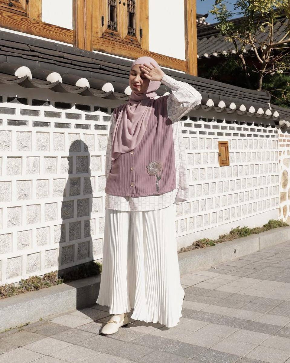 potret ide outfit hijab serba abaya dan blouse ala Shireen Sungkar (instagram.com/shibyshireen)