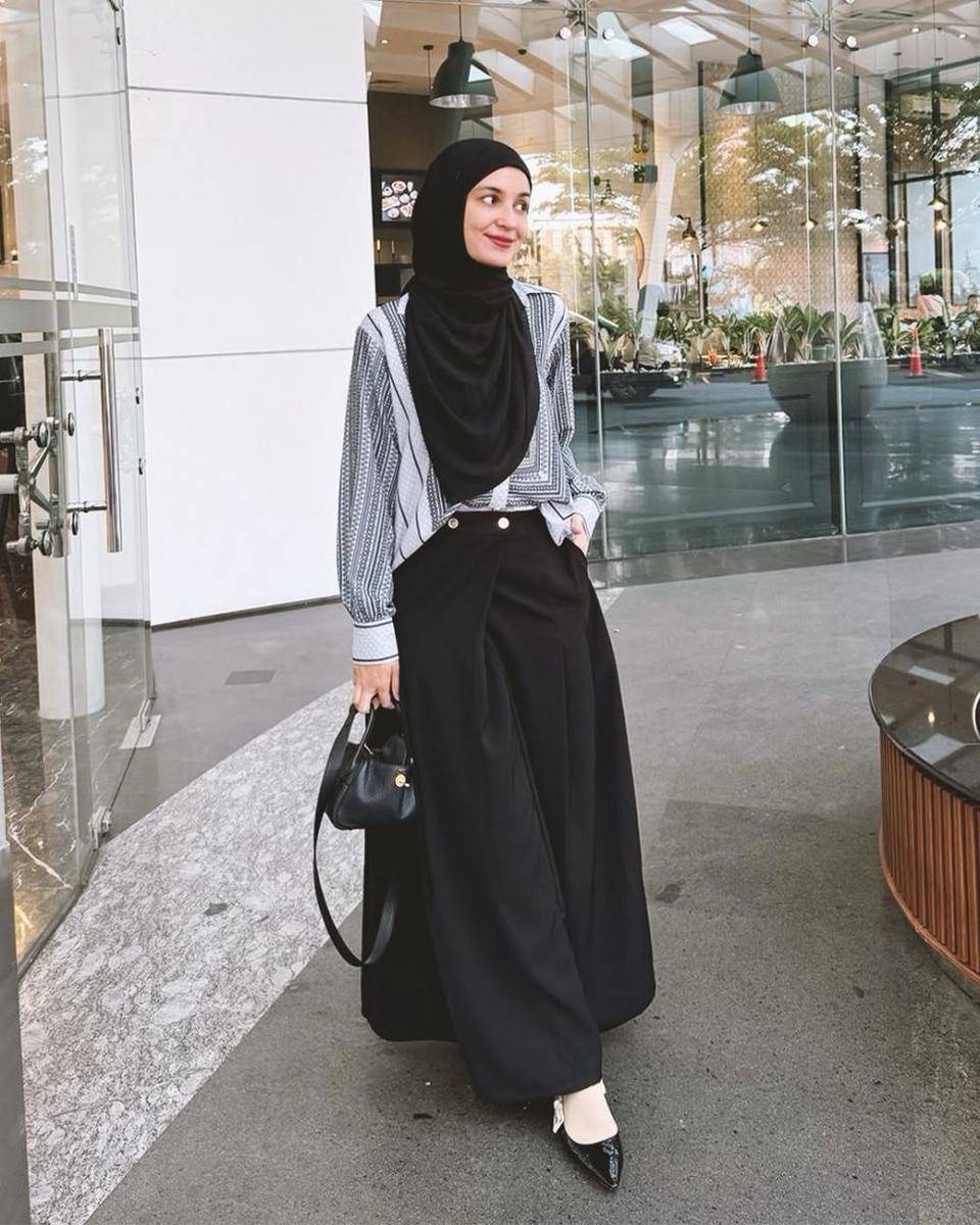 potret ide outfit hijab serba abaya dan blouse ala Shireen Sungkar (instagram.com/shibyshireen)