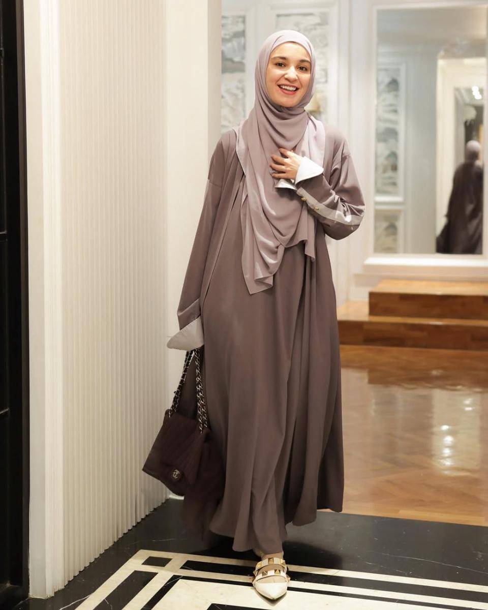 potret ide outfit hijab serba abaya dan blouse ala Shireen Sungkar (instagram.com/shibyshireen)