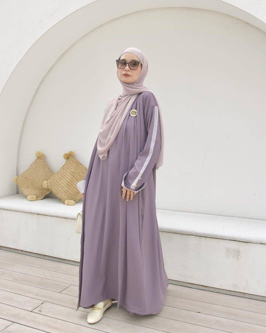 potret ide outfit hijab serba abaya dan blouse ala Shireen Sungkar (instagram.com/shibyshireen)