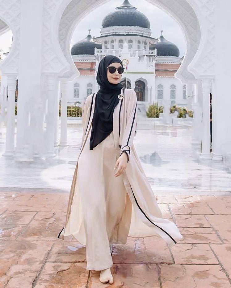 potret ide outfit hijab serba abaya dan blouse ala Shireen Sungkar (instagram.com/shibyshireen)