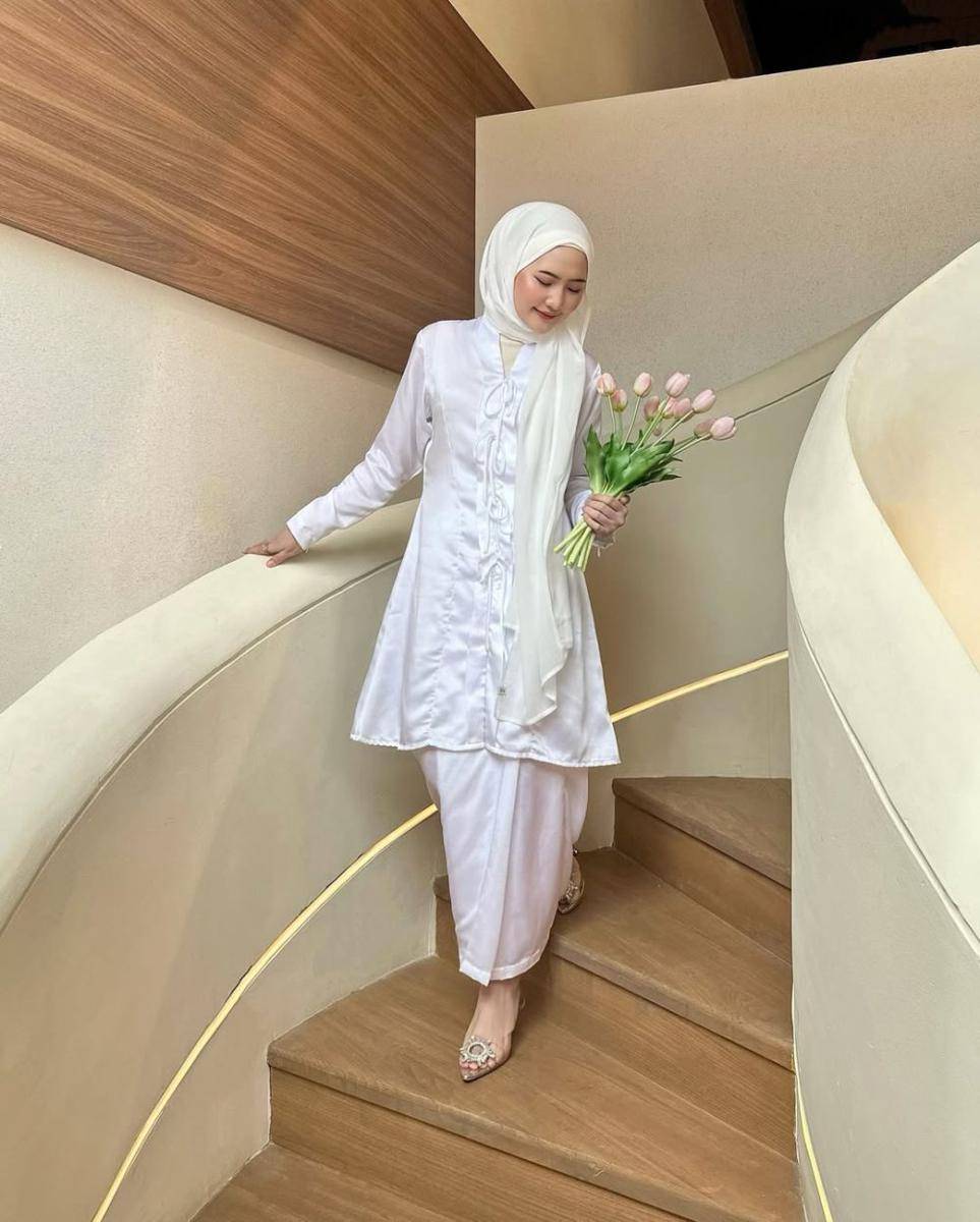 potret ide outfit hijab bergaya klasik yang simpel tapi elegan ala Intan Ghazella (instagram.com/intanghazll)