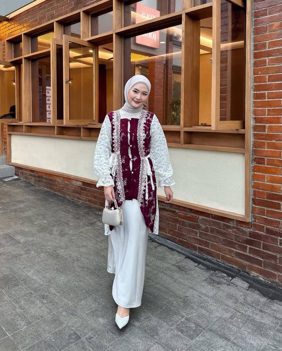 potret ide outfit hijab bergaya klasik yang simpel tapi elegan ala Intan Ghazella (instagram.com/intanghazll)