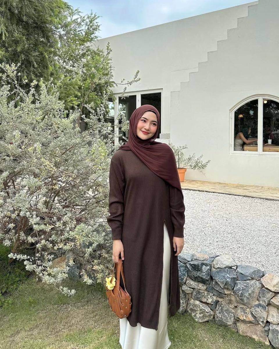 potret ide outfit hijab bergaya klasik yang simpel tapi elegan ala Intan Ghazella (instagram.com/intanghazll)