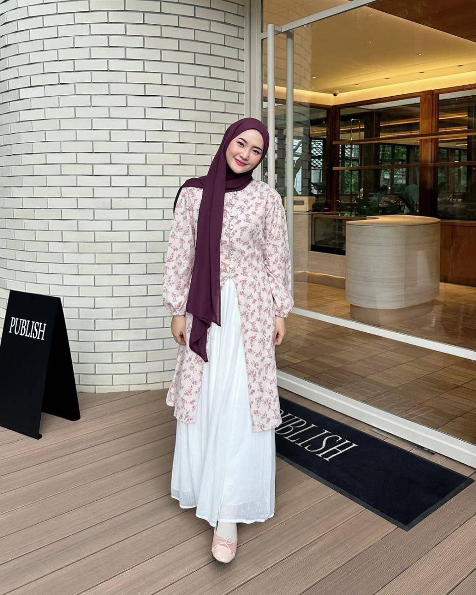 potret ide outfit hijab bergaya klasik yang simpel tapi elegan ala Intan Ghazella (instagram.com/intanghazll)