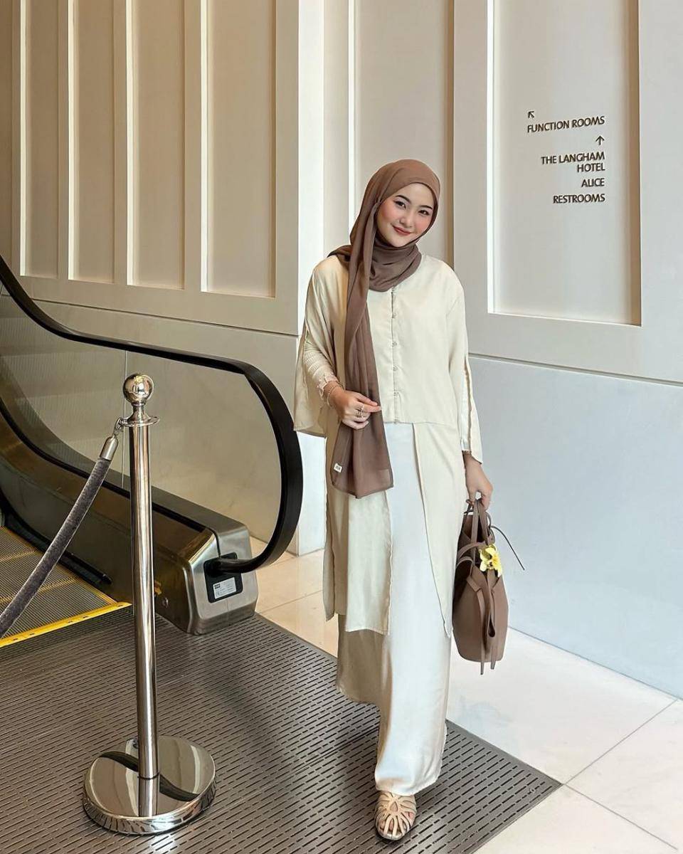 potret ide outfit hijab bergaya klasik yang simpel tapi elegan ala Intan Ghazella (instagram.com/intanghazll)