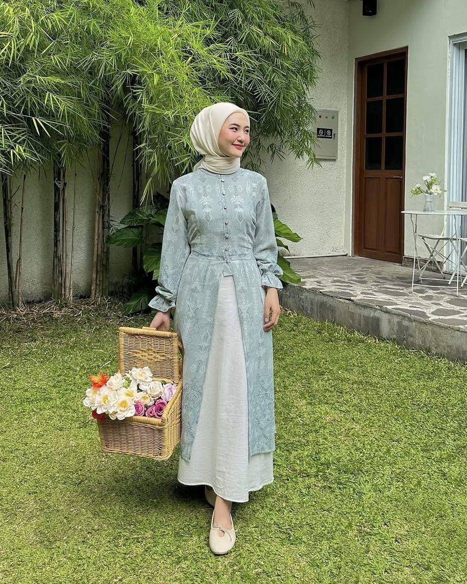 potret ide outfit hijab bergaya klasik yang simpel tapi elegan ala Intan Ghazella (instagram.com/intanghazll)