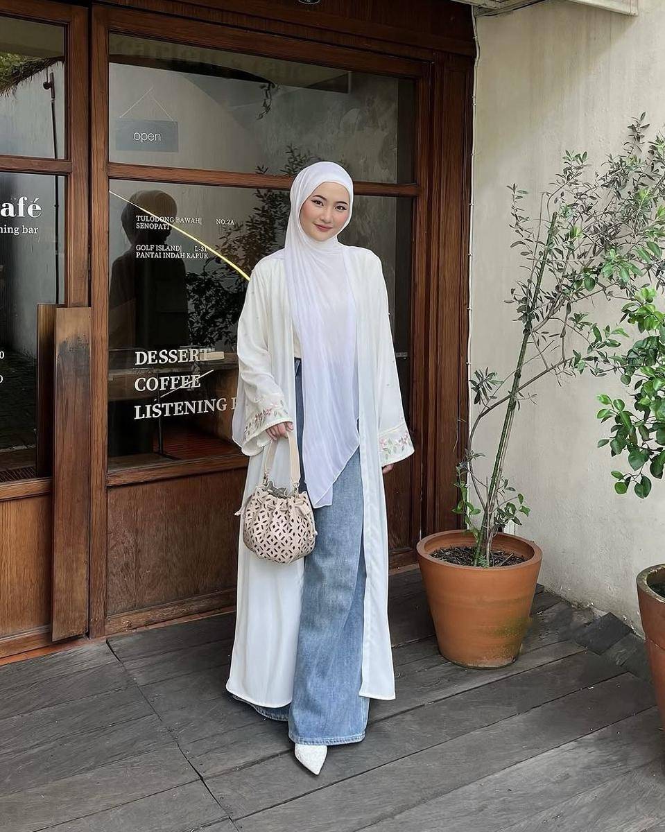 potret ide outfit hijab bergaya klasik yang simpel tapi elegan ala Intan Ghazella (instagram.com/intanghazll)