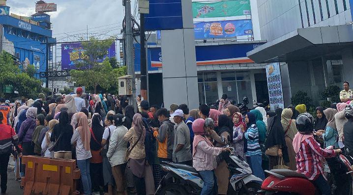 Antrean Warga di Pasar Subsidi Sukabumi Semrawut, 1 Lansia Pingsan
