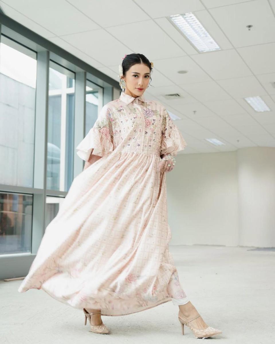 inspirasi baju modest untuk Lebaran ala Anissa Aziza (instagram.com/anissaaziza)