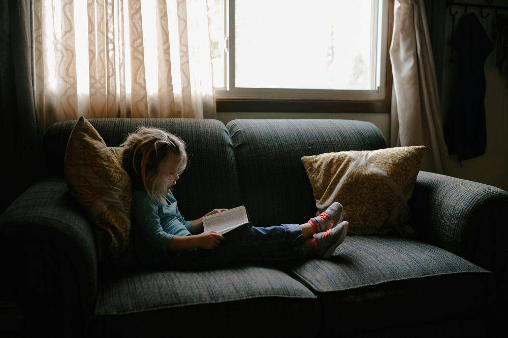 Ilustrasi seorang anak baca buku. (unsplash.com/Josh Applegate)