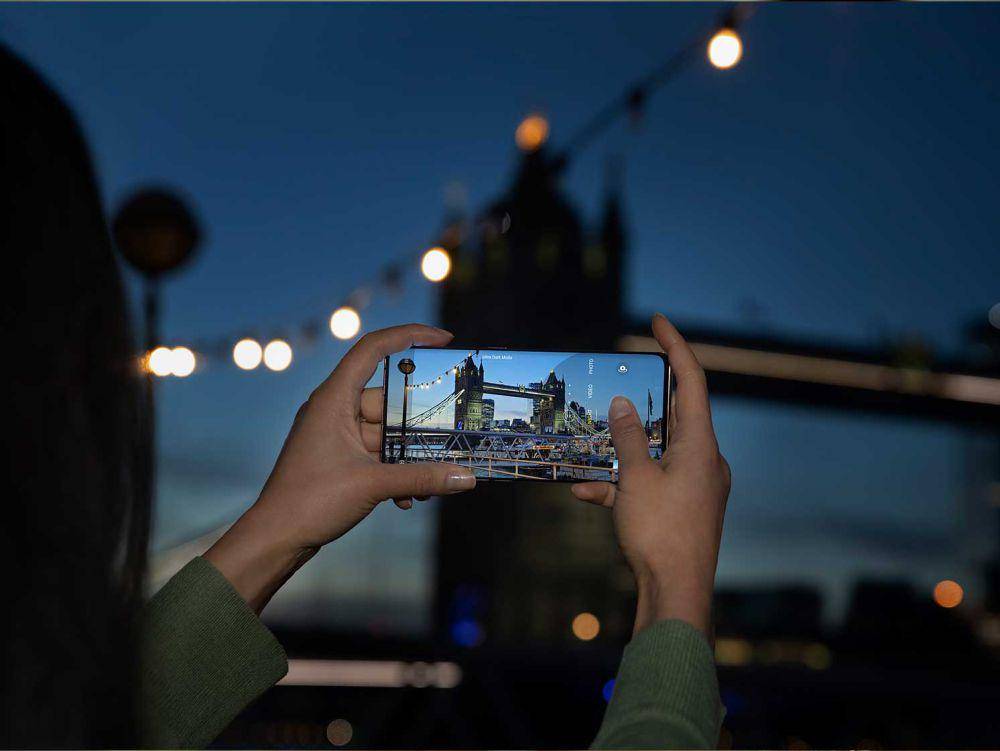 Ilustrasi foto bangunan ditangkap menggunakan kamera ultrawide. (oppo.com)